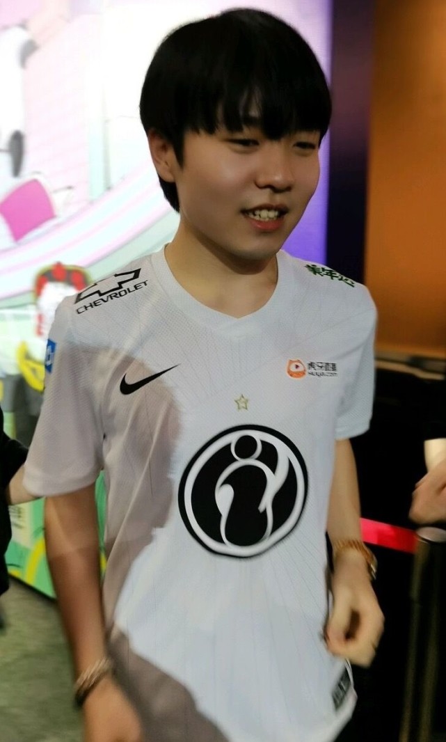 U8国际-关于Rookie回归赛场，战术调整首场状态亮眼，G2观众沸腾！的信息